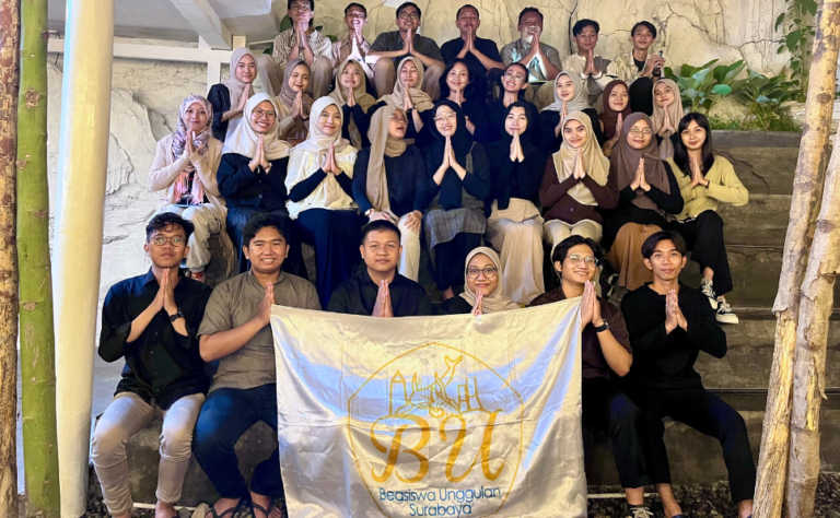 Anggota Komunitas Beasiswa Unggulan Surabaya (KUBUS) berfoto bersama dalam acara silaturahmi Idulfitri, membangun networking dan berbagi pengalaman akademik untuk membuka peluang baru.