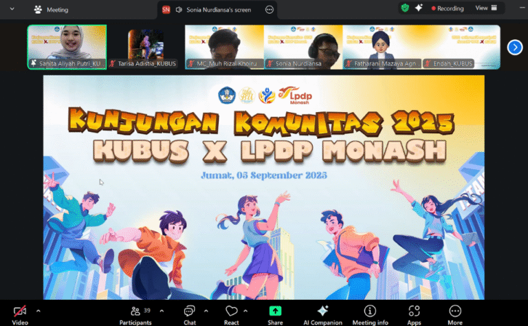 Tangkapan layar galeri Zoom Meeting yang menampilkan poster utama acara bertajuk "Kunjungan Komunitas 2025: KUBUS X LPDP MONASH"